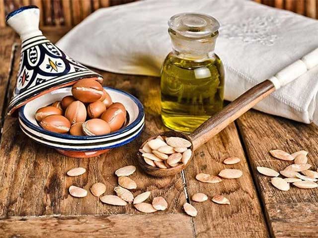 روغن آرگان به عنوان یک عامل نرم‌کننده، تقویت‌کننده و آبرسان برای موها استفاده کرد.
