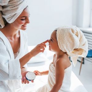 راه‌های مقابله با خشکی پوست بچه‌ها: راهنمایی برای مراقبت از پوست حساس و نرمال