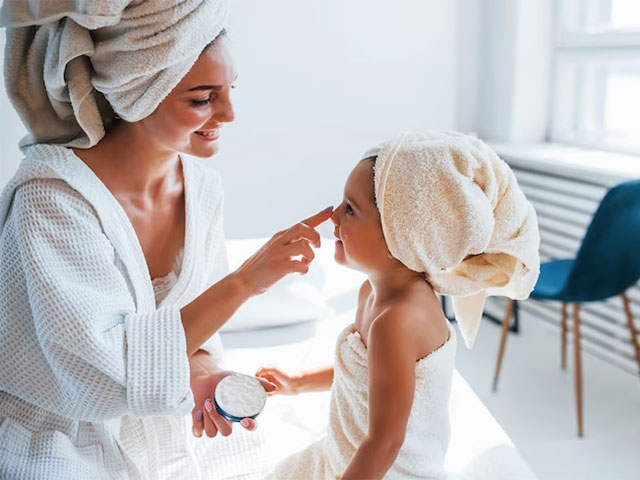 راه‌های مقابله با خشکی پوست بچه‌ها: راهنمایی برای مراقبت از پوست حساس و نرمال