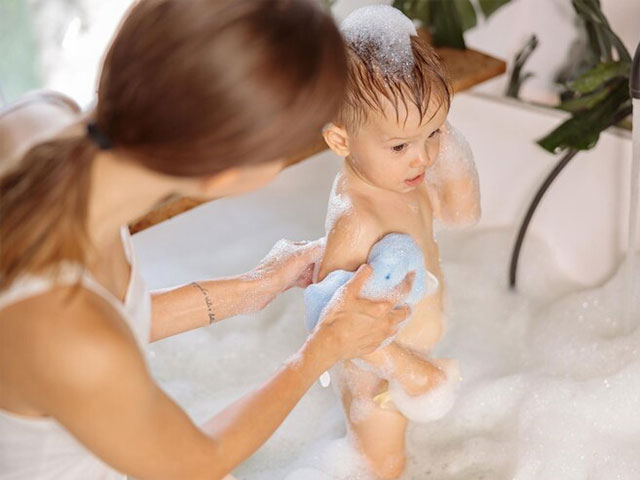 چه عواملی میتوانند باعث خشکی پوست بچه شوند؟