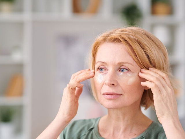 استفاده از کرم‌های دور چشم برای جلوگیری از پیری صورت