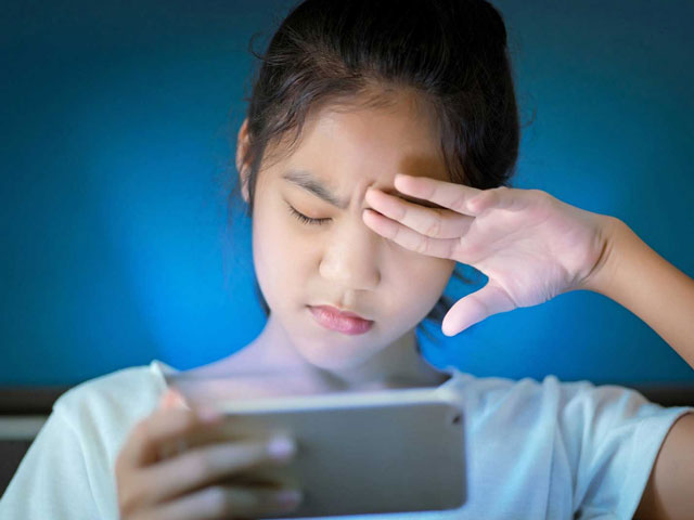 خطرات نور آبی بر روی چشم‌ها: